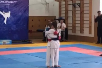 Фотография к новости: Казахстанцев умилил поступок сестёр в финале турнира по карате