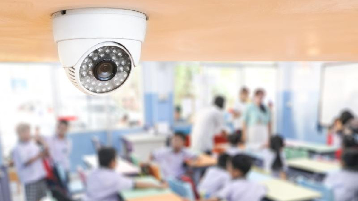 Смаилов поручил до 1 апреля обеспечить школы видеонаблюдением и тревожными кнопками