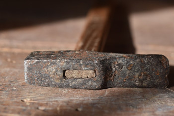 Фотография к новости: Если вам на ногу упадёт молоток, и вы нецензурно выругаетесь при людях, то штрафа не будет - МВД