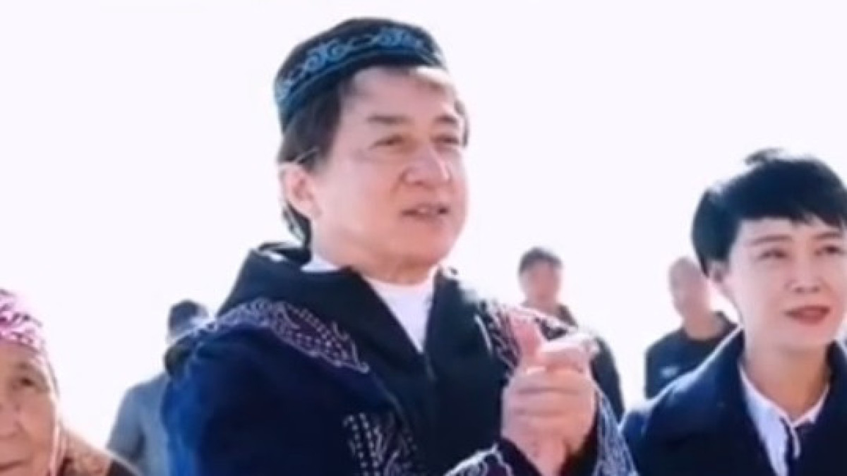 Легенда мирового кинематографа Джеки Чан спел казахскую песню