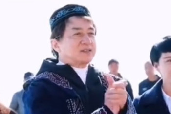 Фотография к новости: Легенда мирового кинематографа Джеки Чан спел казахскую песню