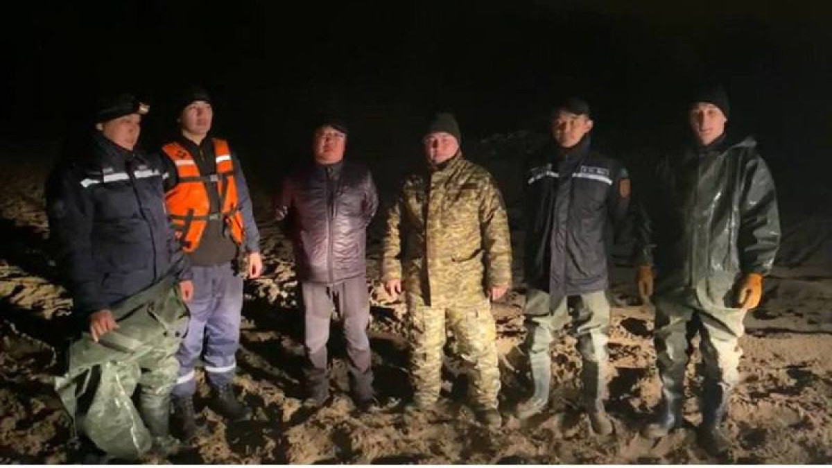 Рыбаков унесло на льдинах на Капшагае