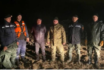 Фотография к новости: Рыбаков унесло на льдинах на Капшагае