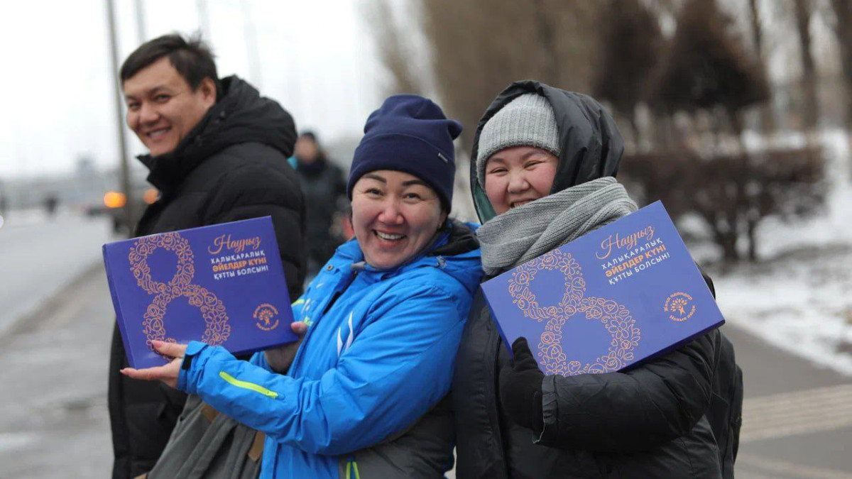 Десять тысяч конфет от сильных и известных казахстанок подарили активисты в канун 8 марта