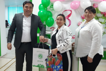 Фотография к новости: Скидки на поезд, цветы на улице, призы в ЦОНах. Как казахстанок поздравляют с 8 марта