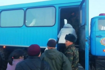 Фотография к новости: Спасатели перевозят сельчан через подтопленную дорогу в Жетысуской области