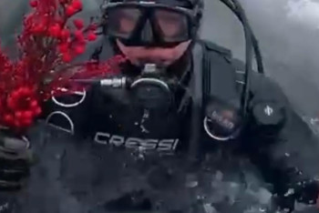 Фотография к новости: Столичный водолаз необычно поздравил женщин с 8 марта