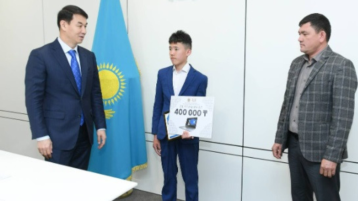 Спас тонущего ребёнка: 14-летнего героя наградили в Туркестанской области