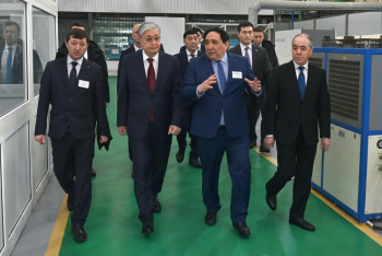 Фотография к новости: Токаев посетил машиностроительный завод в Уральске