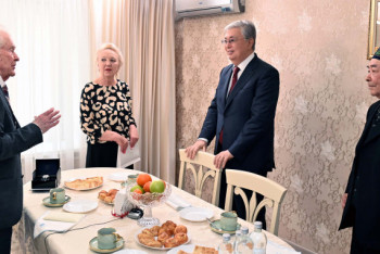 Фотография к новости: Президент встретился с долгожителями в Уральске