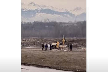 Фотография к новости: Экскаваторы провалились в грунт при очистке дна озера Сайран в Алматы