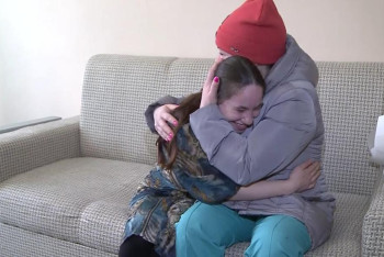 Фотография к новости: Разлученные в детдоме сёстры спустя 15 лет встретились в ВКО