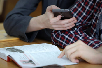 Фотография к новости: Казахстанским школьникам запретят пользоваться смартфонами на уроках