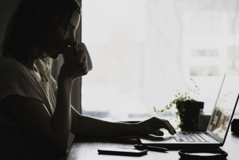 В Казахстане начнут штрафовать госорганы, если чиновники задержатся на работе