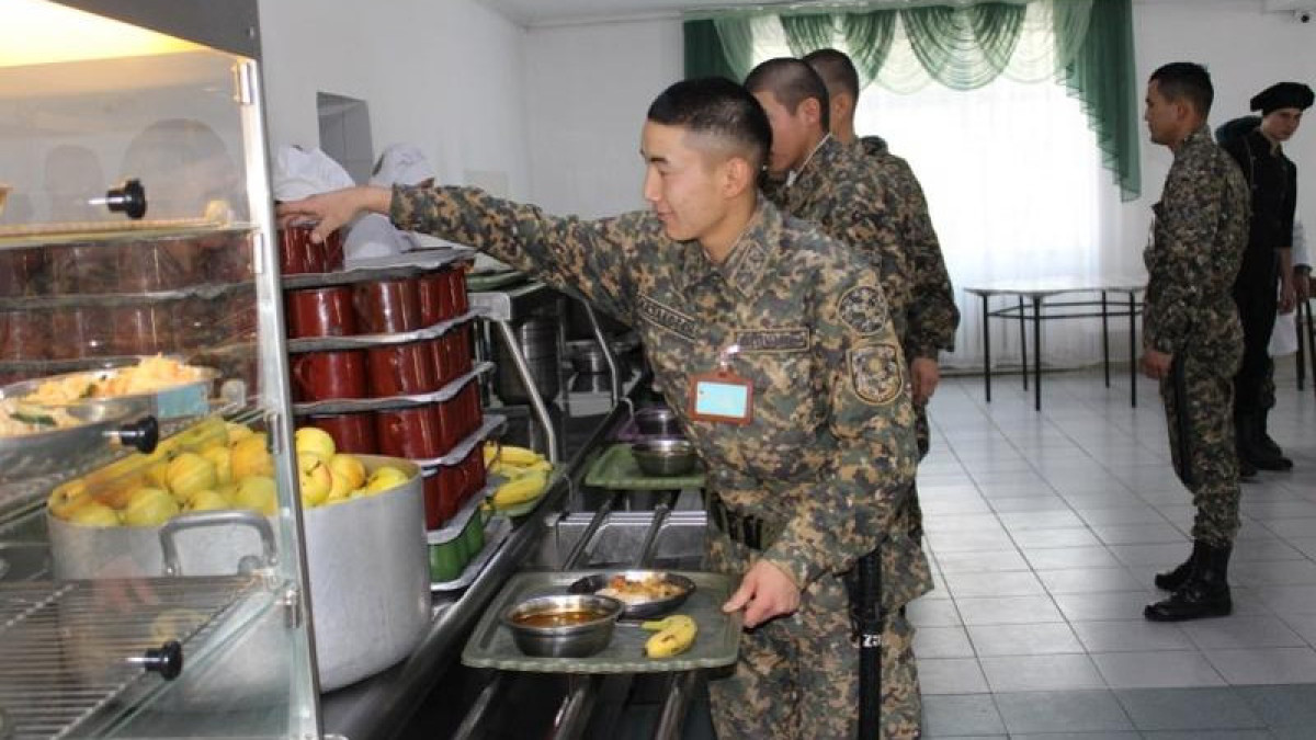 Солдаты Нацгвардии пожаловались, что их кормят рыбой с червями