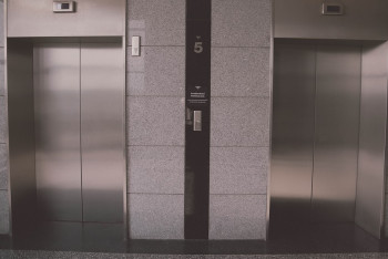 Фотография к новости: Рабочий разбился в шахте лифта столичного бизнес-центра