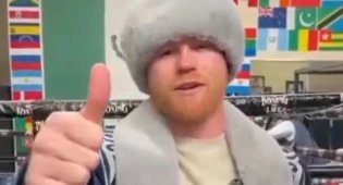 Канело надел казахский чапан и поздравил бизнесмена