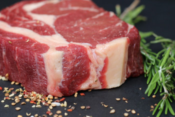 Фотография к новости: Казахстан временно запретил ввоз говядины из Бразилии