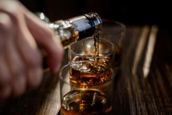 Фотография к новости: Россияне пьют почти в два раза больше, чем казахстанцы