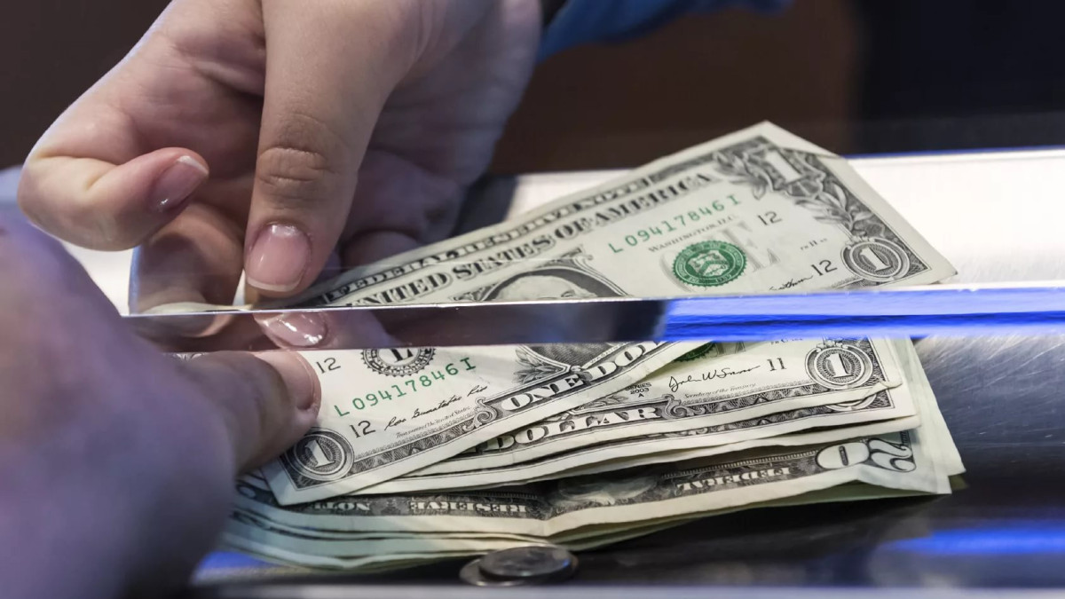 Курс доллара вырос почти на 10 тенге в Казахстане