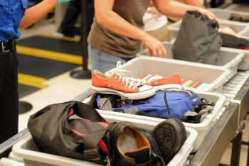 Фотография к новости: В аэропорту столицы объяснили, почему иногда пассажиров просят разуться