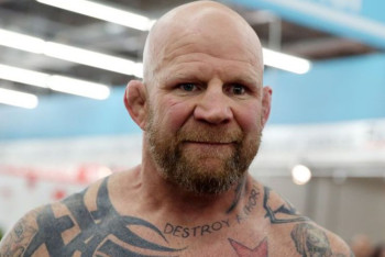 Фотография к новости: Американский боец сдаст свой паспорт в Казахстане