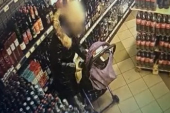 Фотография к новости: Молодая мама вынесла из супермаркета восемь бутылок элитного алкоголя в детской коляске