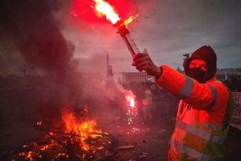 Фотография к новости: На пенсию в 64: В Париже вспыхнули беспорядки после повышения пенсионного возраста
