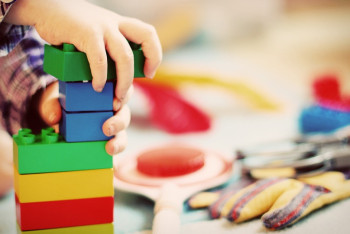 Фотография к новости: Садилась на детей, била кулаками: на няню детсада в Балхаше завели уголовное дело