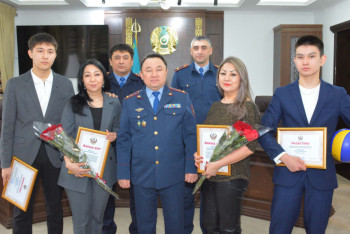 Фотография к новости: Обезвредивших подростка с топором школьников в СКО наградили полицейские