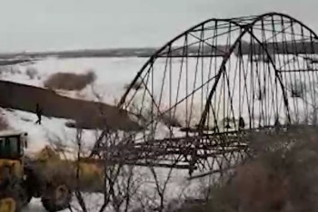 Фотография к новости: Сельчане в Павлодарской области сами построили мост через реку