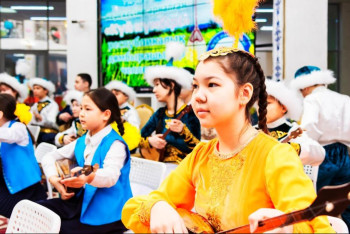 Фотография к новости: В Астане 3000 домбристов одновременно исполнили казахский кюй