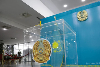 Фотография к новости: Как голосуют лидеры партий, претендующих на места в мажилисе