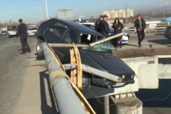 Фотография к новости: Автомобиль слетел с моста в Алматы