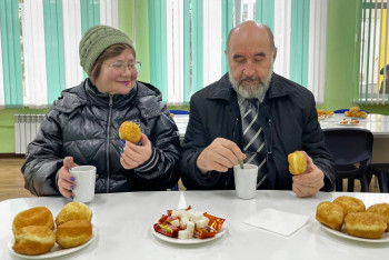 Фотография к новости: Тонну баурсаков раздали жителям Усть-Каменогорска в день выборов