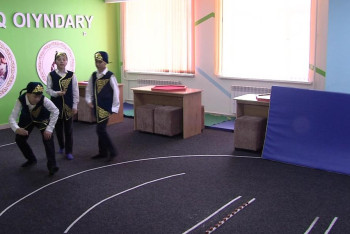 Фотография к новости: Столичные школьники играют на переменах в асык ату