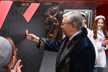 Фотография к новости: Президент принял участие в благотворительной акции "Жүрек жылуы"