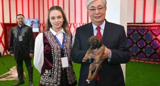 Касым-Жомарту Токаеву подарили щенка по кличке Наурыз