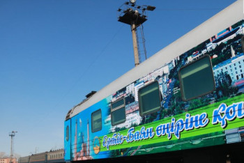 Фотография к новости: Поезд "Павлодар – Туркестан" украсили фотографиями достопримечательностей Прииртышья