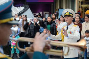 Фотография к новости: Военные оригинально поздравили астанчан с Наурызом