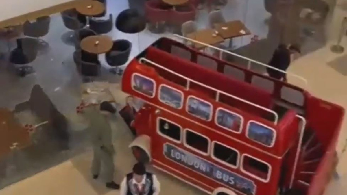 скриншот с видео  @100baksoff