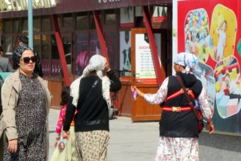 Фотография к новости: На продающих амулеты попрошаек жалуются жители Актау