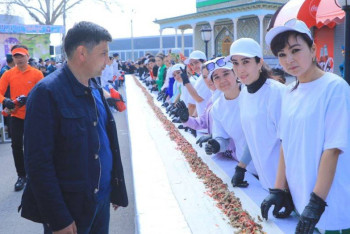 Фотография к новости: В Узбекистане приготовили 80-метровую шаурму