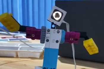 Фотография к новости: Школьница создала робота, танцующего "Қара жорға"