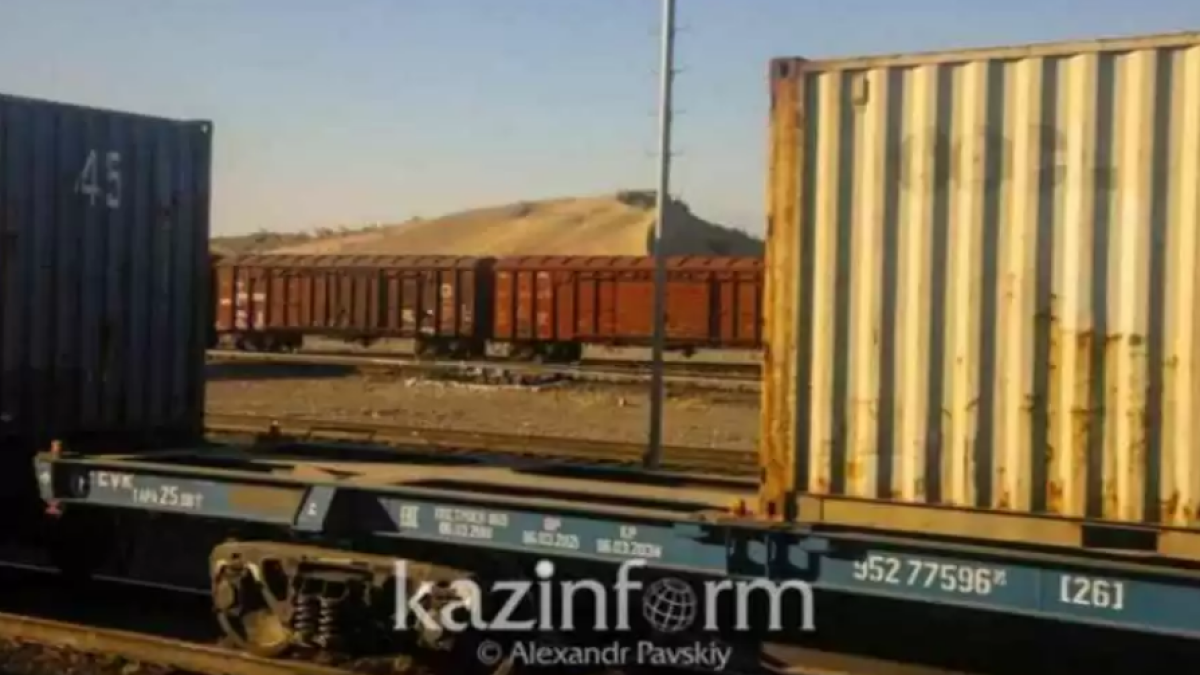 Грузовой поезд сошёл с рельсов в Алматинской области