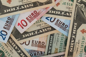 Фотография к новости: Курс доллара упал более чем на пять тенге в Казахстане