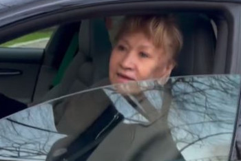 Фотография к новости: Cын Нагимы Ескалиевой подарил ей электромобиль