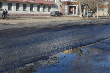 Фотография к новости: "Нет времени на раскачку" - аким Астаны ответил на критику о разбитых после зимы дорогах