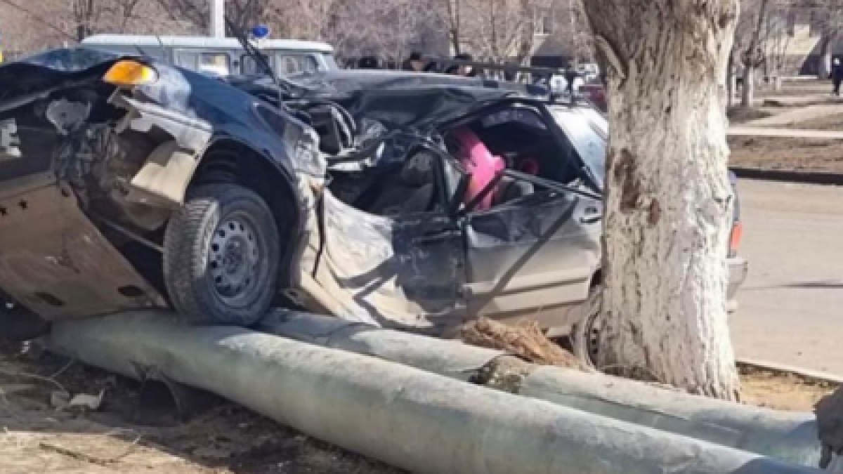 Костанаец врезался в теплотрассу и погиб