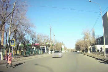 Фотография к новости: Школьницу чуть дважды не сбили на "зебре" в Павлодаре
